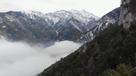 Drohnenvideo-Mount-Olympus-Griechenland-Neblige-Schneebedeckte-Gipfel-Wald-Krevatia-Standort