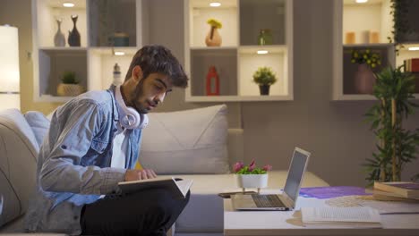 un estudiante estudiando con un amigo a través de una videollamada.