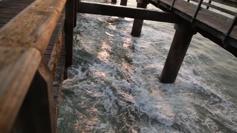 Olas-Rompiendo-Debajo-Del-Embarcadero-De-Madera-De-Swakopmund-En-Namibia