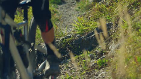 un ciclista de montaña salta sobre una roca afilada en cámara lenta