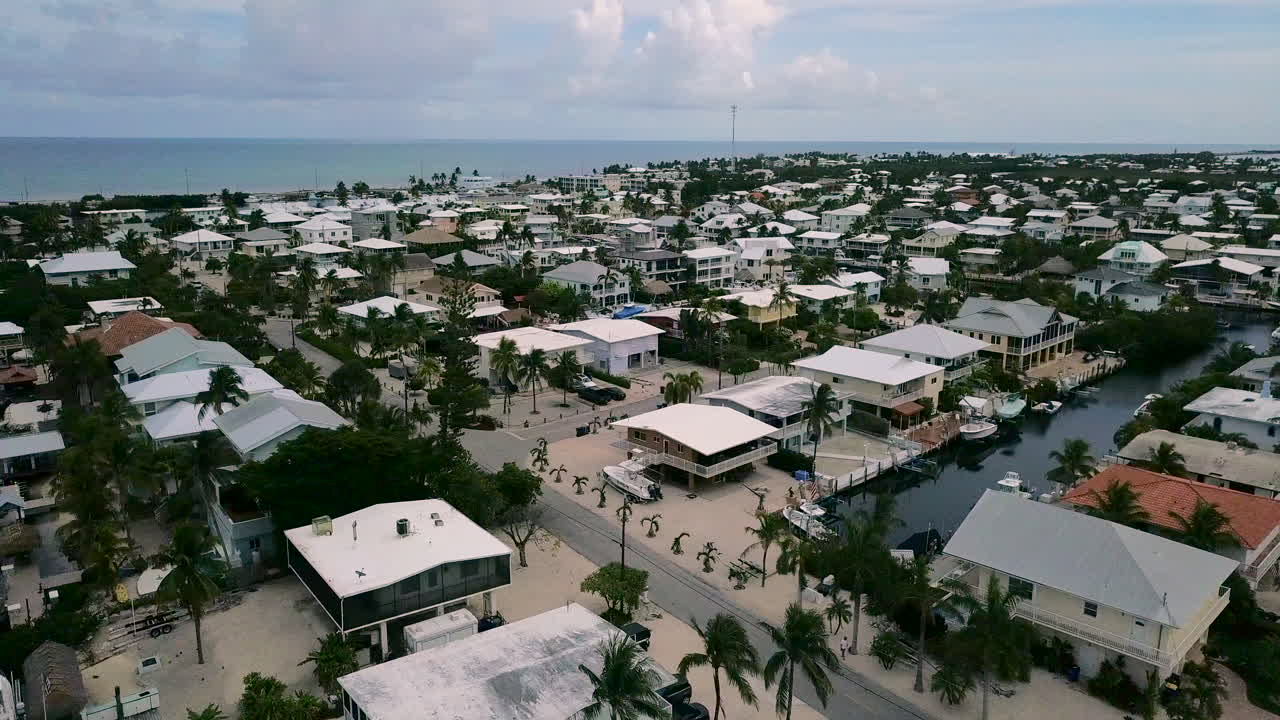Video drone quay trên khu phố Port Antigua, ở Islamorada, Florida Keys