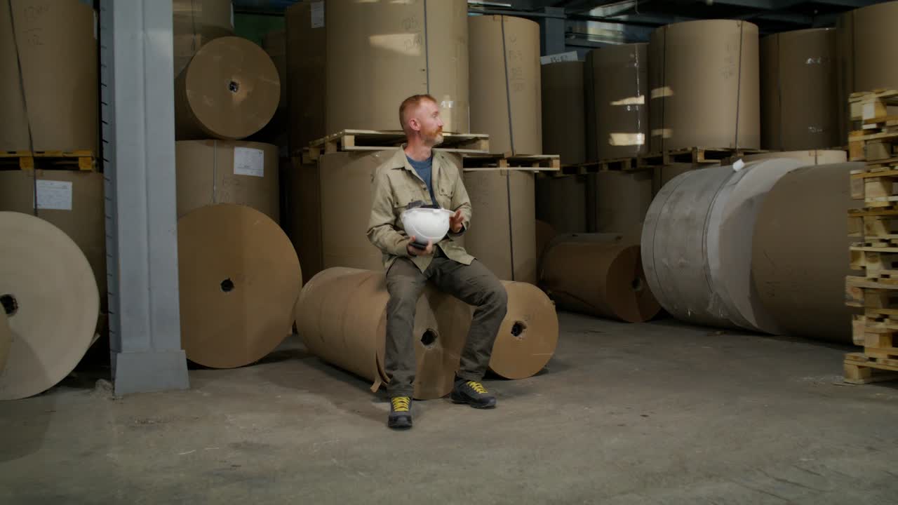 trabajador en una fábrica de papel