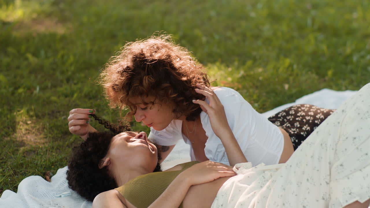 Coppia romantica nel parco