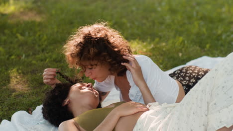 Pareja-Romántica-En-El-Parque