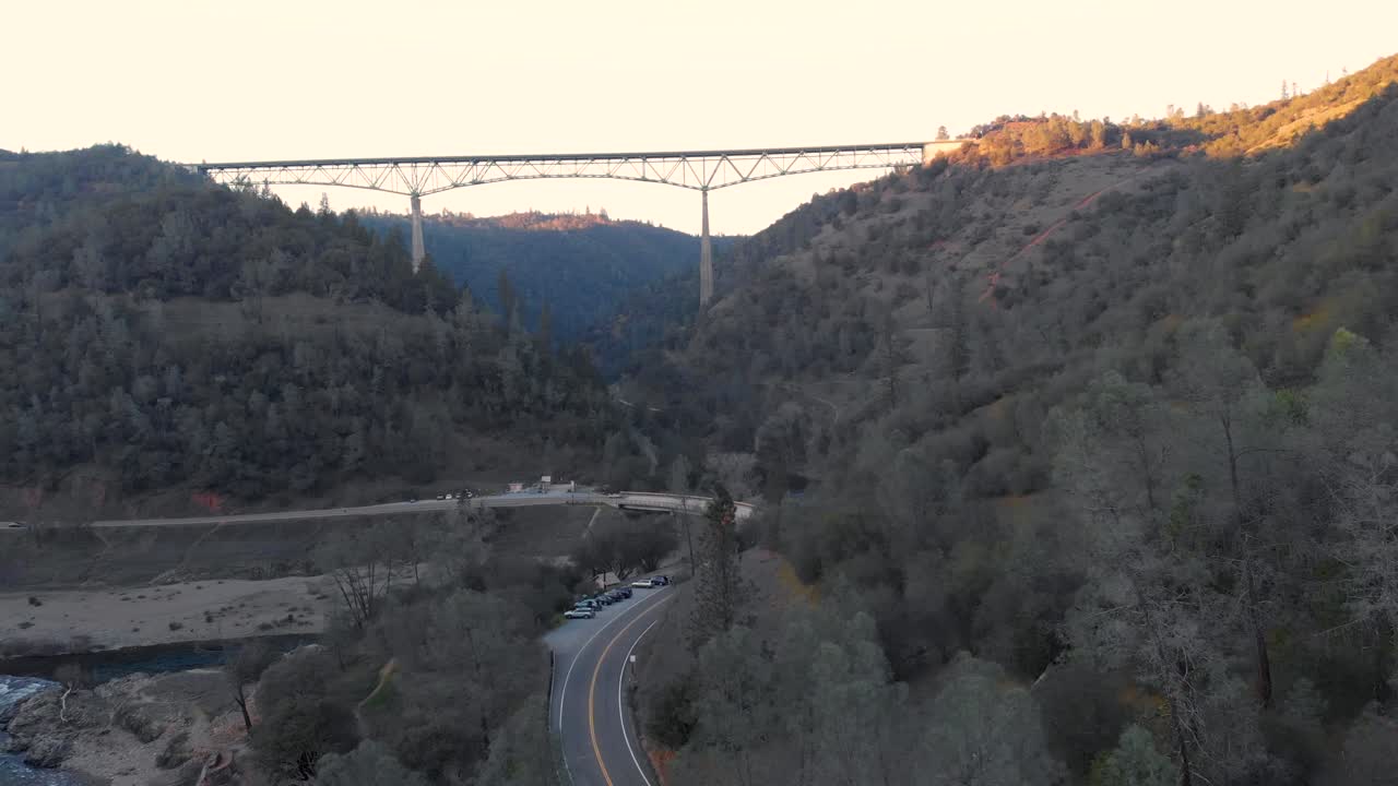 아메리칸 리버 (american river) 위를 날아다니는 드론은 일몰 중에 캘리포니아 오번 (auburn) 의 유명한 포레스트힐 브리지 (foresthill bridge) 를 볼 수 있습니다.