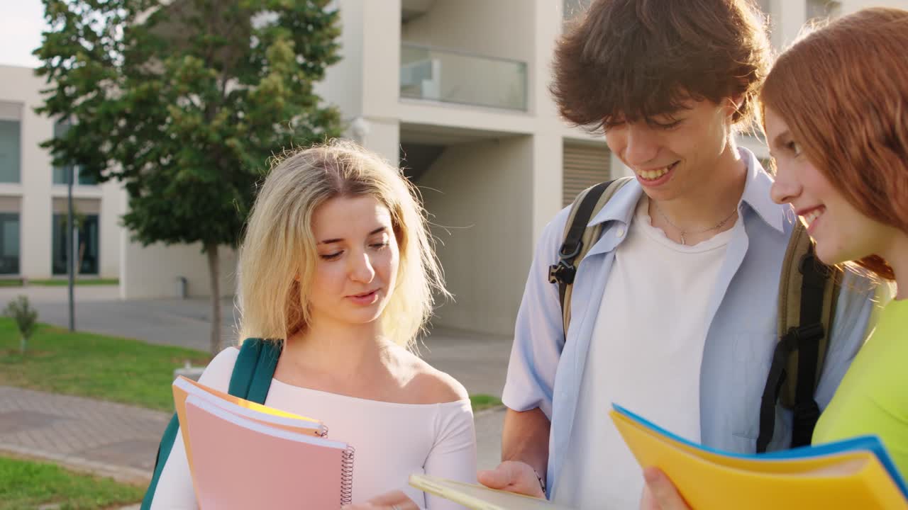 캠퍼스에서 학생들의 그룹