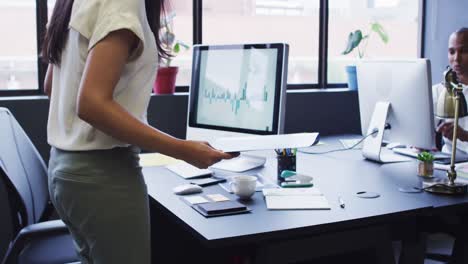 personas de negocios diversas que usan computadoras en oficinas modernas