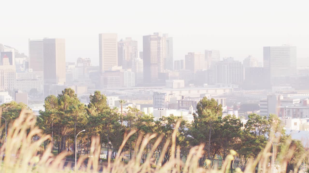 ⁇ 은 날에 여러 개의 높은 마천루와 건물이 있는 도시 풍경의 일반적인 전망