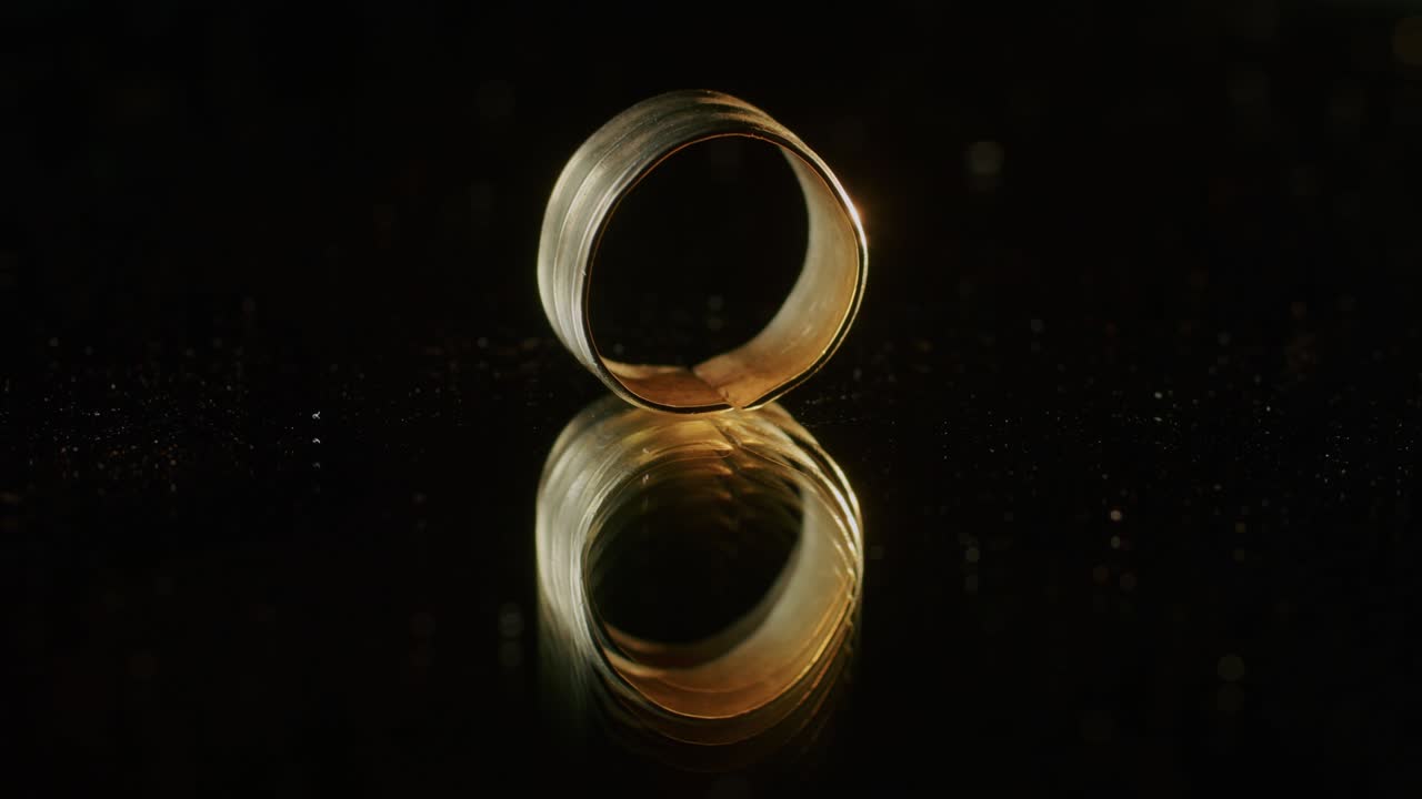 un anillo de oro de una sacerdotisa escita de 2000 años de edad, un viejo pendiente, una rueda giratoria, encontrado durante las excavaciones. joyas vintage. religión. primer plano