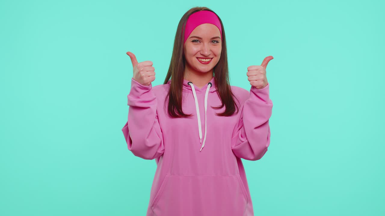 십대 소녀는 엄지손가락을 들고 동의하거나 긍정적 인 답변을합니다. 광고를 추천합니다. 좋아합니다.