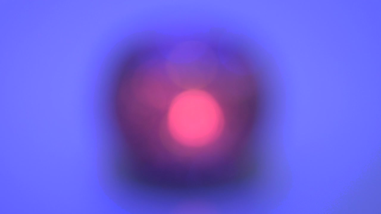 primer plano - vela violeta en la mesa blanca