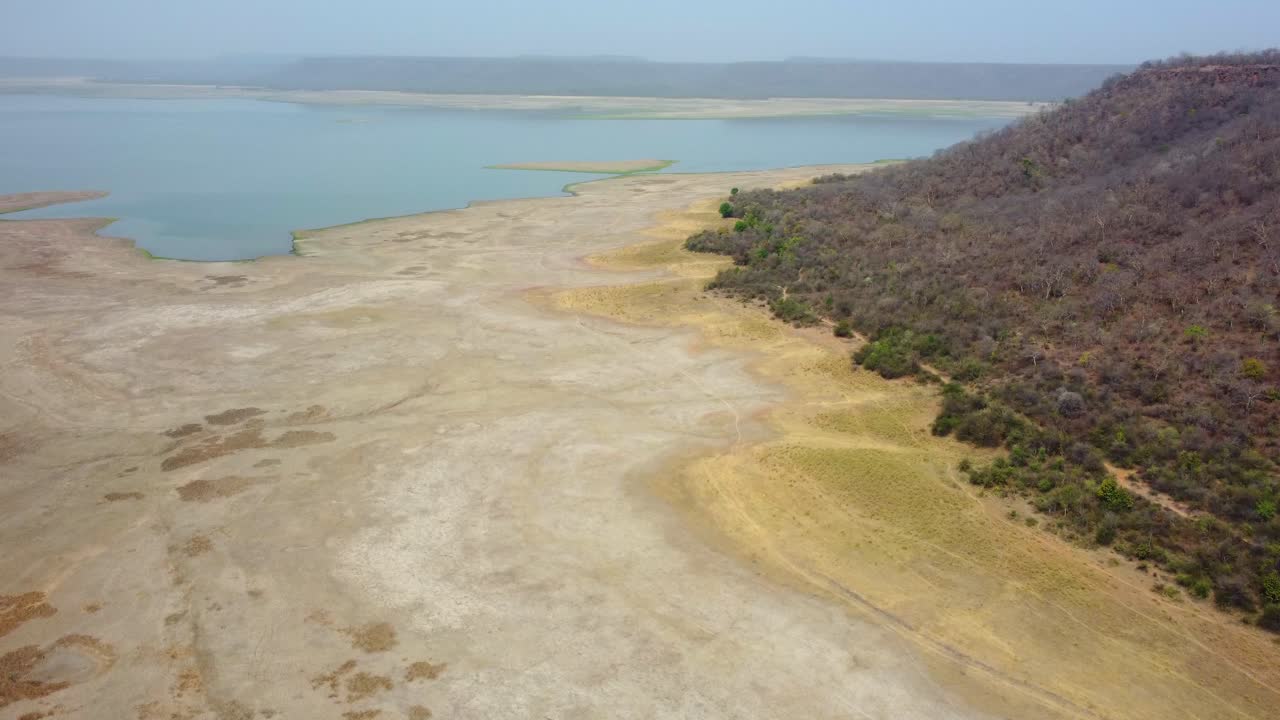 fotografía aérea de un embalse de lago secado a lo largo del bosque en la presa de harsi en gwalior, india