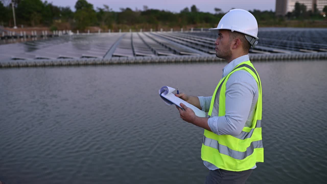 ingeniero asiático trabajando en una granja solar flotante