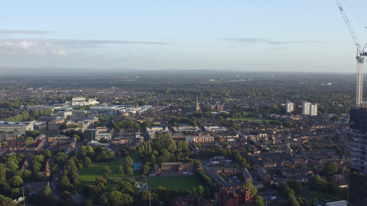 맨체스터 시티 센터 01의 건물에서 멀어지는 드론 샷