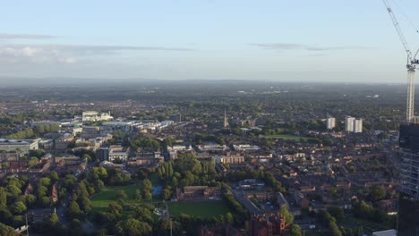 disparo de drone alejándose de los edificios en el centro de la ciudad de manchester 01