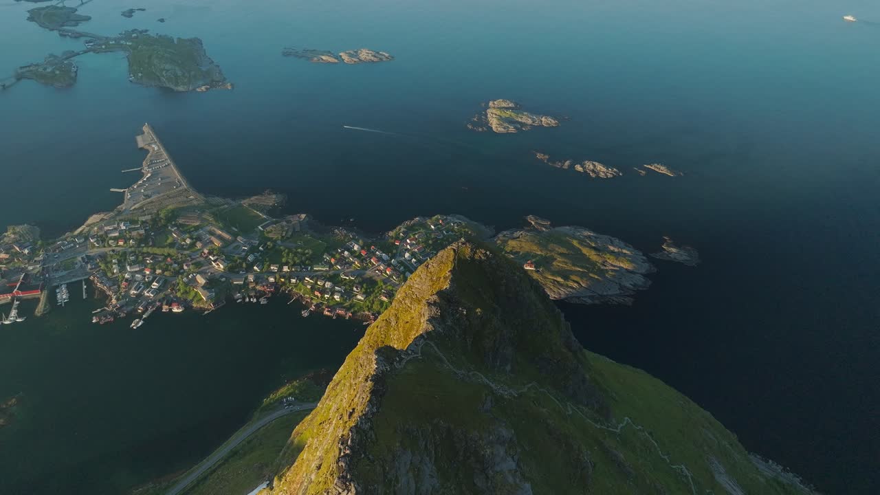 el pico de reinebringen y el municipio de reine abajo, vista de drone de alto ángulo