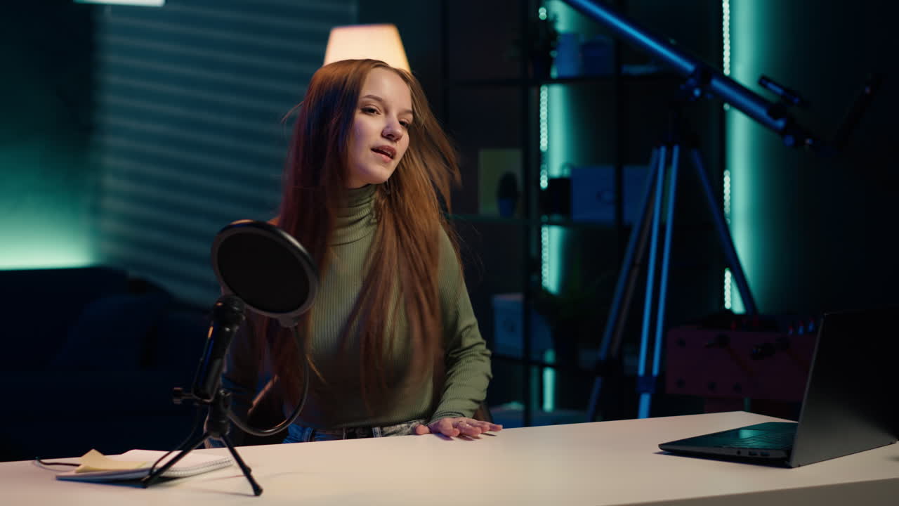 Influencer sorridente che entra in studio, registrando vlog