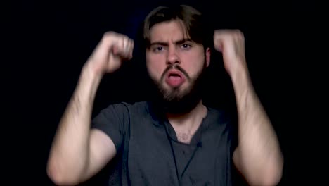 hombre expresando una fuerte emoción