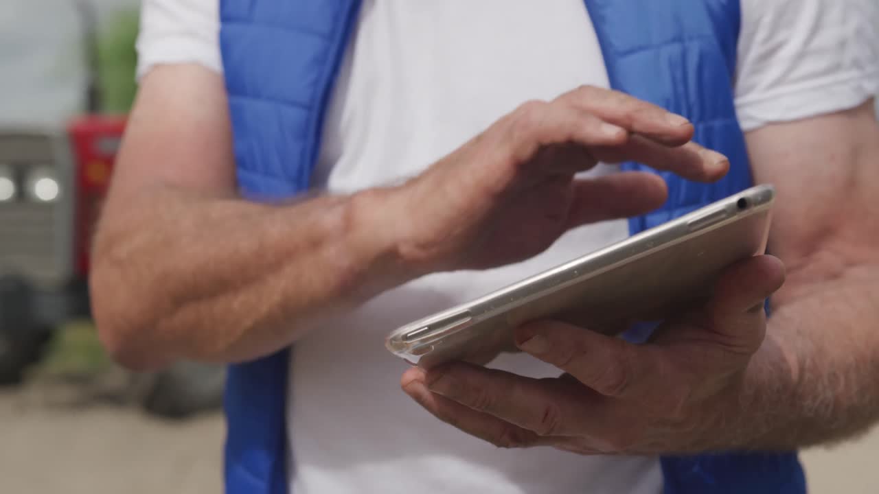 hombre maduro trabajando en una granja