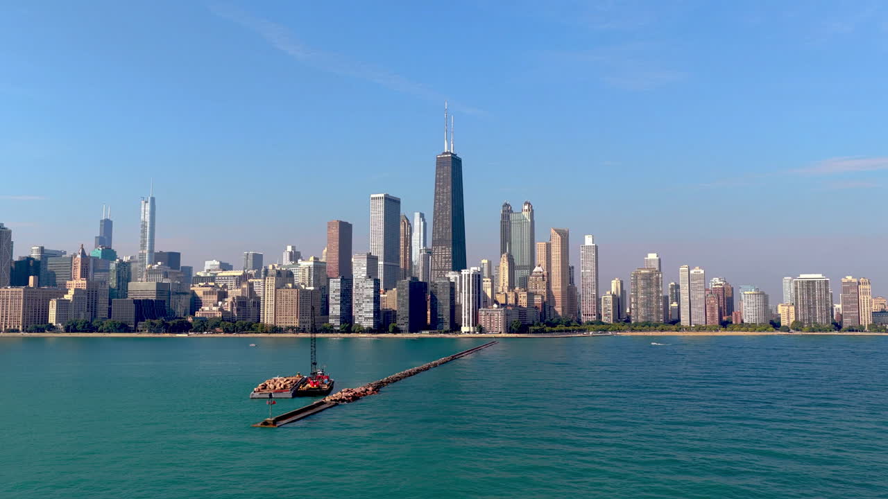 Ripresa panoramica con drone attorno al progetto Lake Michigan Breakwall a Chicago