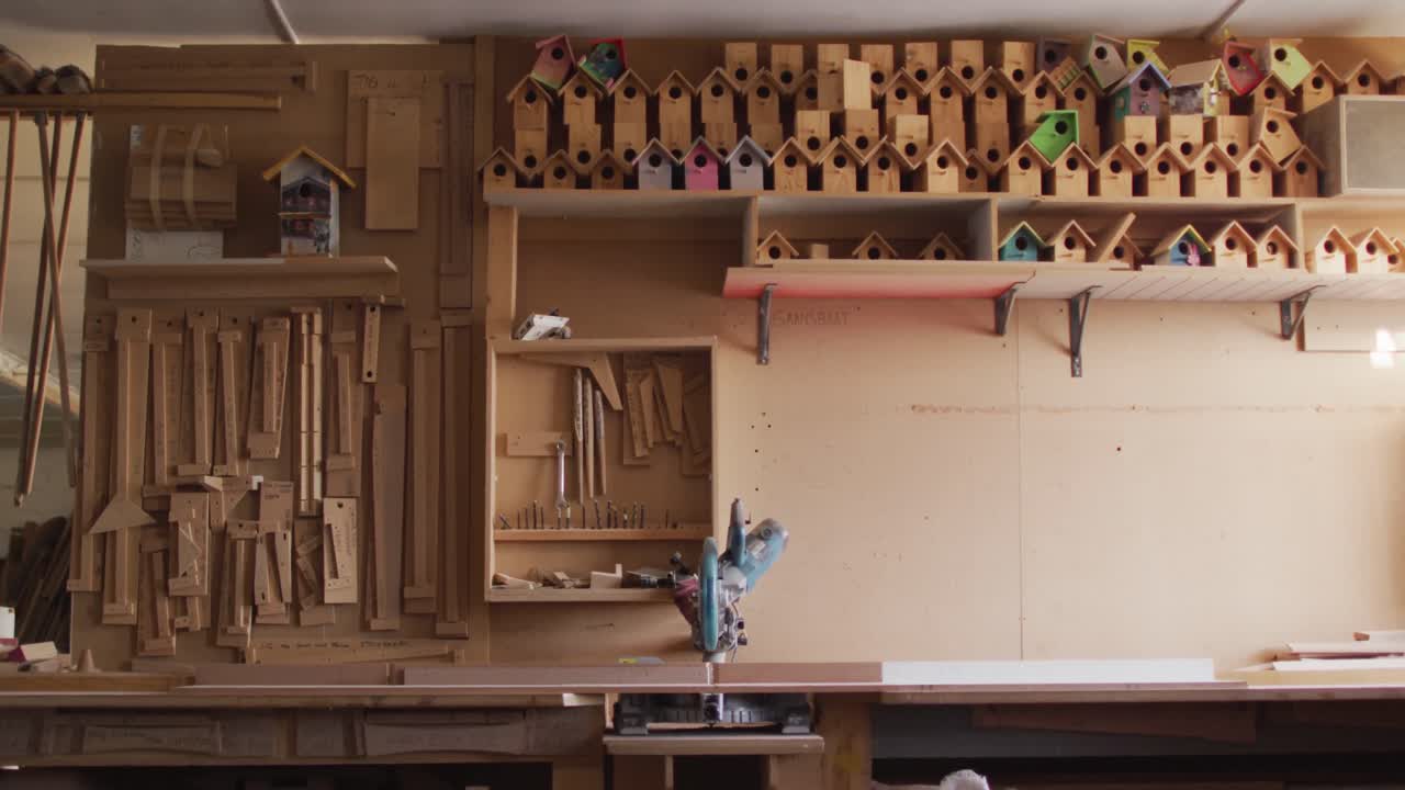 전통적인 목공 작업실에서 도구와 함께 선반의 비디오