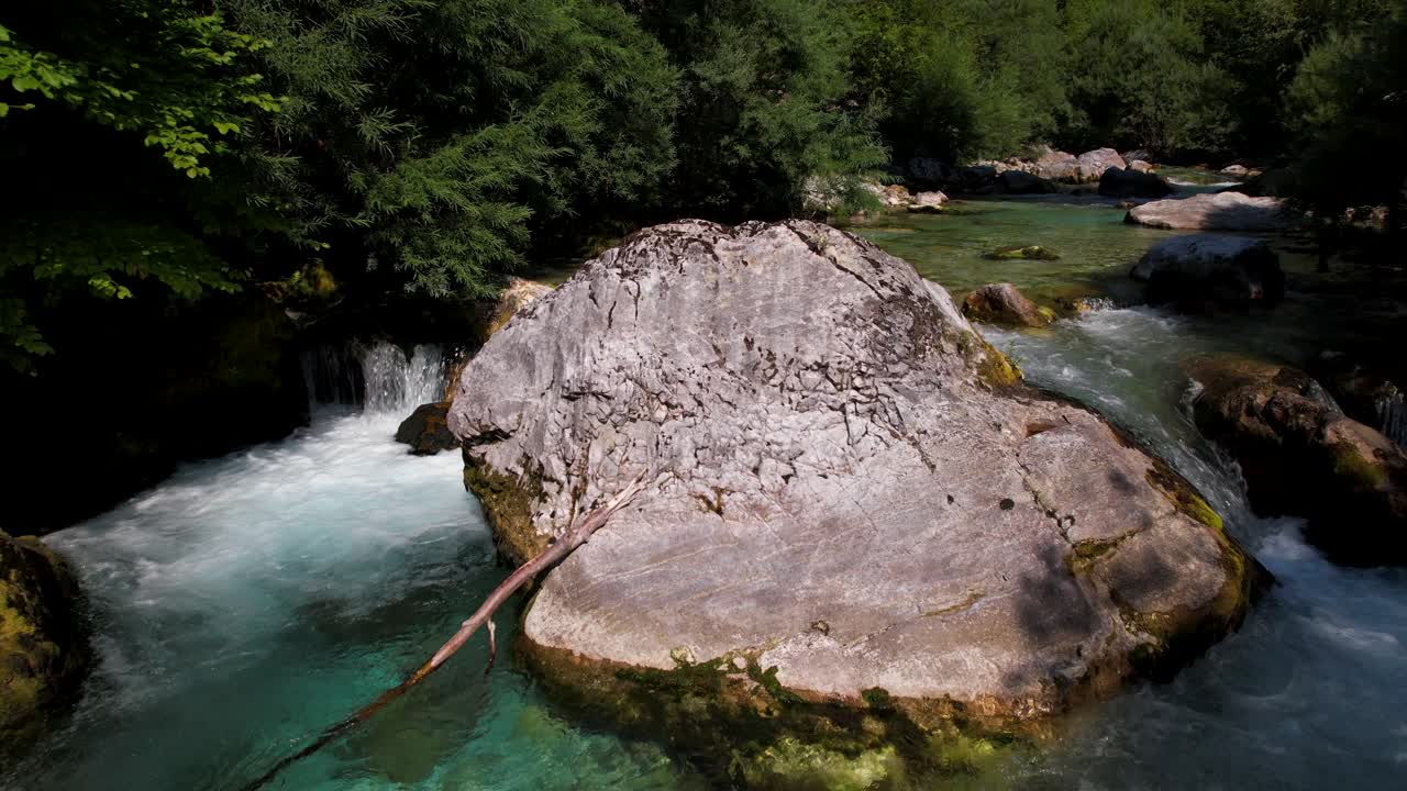 acantilados salpicados por agua limpia y fresca del río de montaña en el hermoso valle de valbone en albania