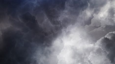 nubes grises en el cielo oscuro con tormenta