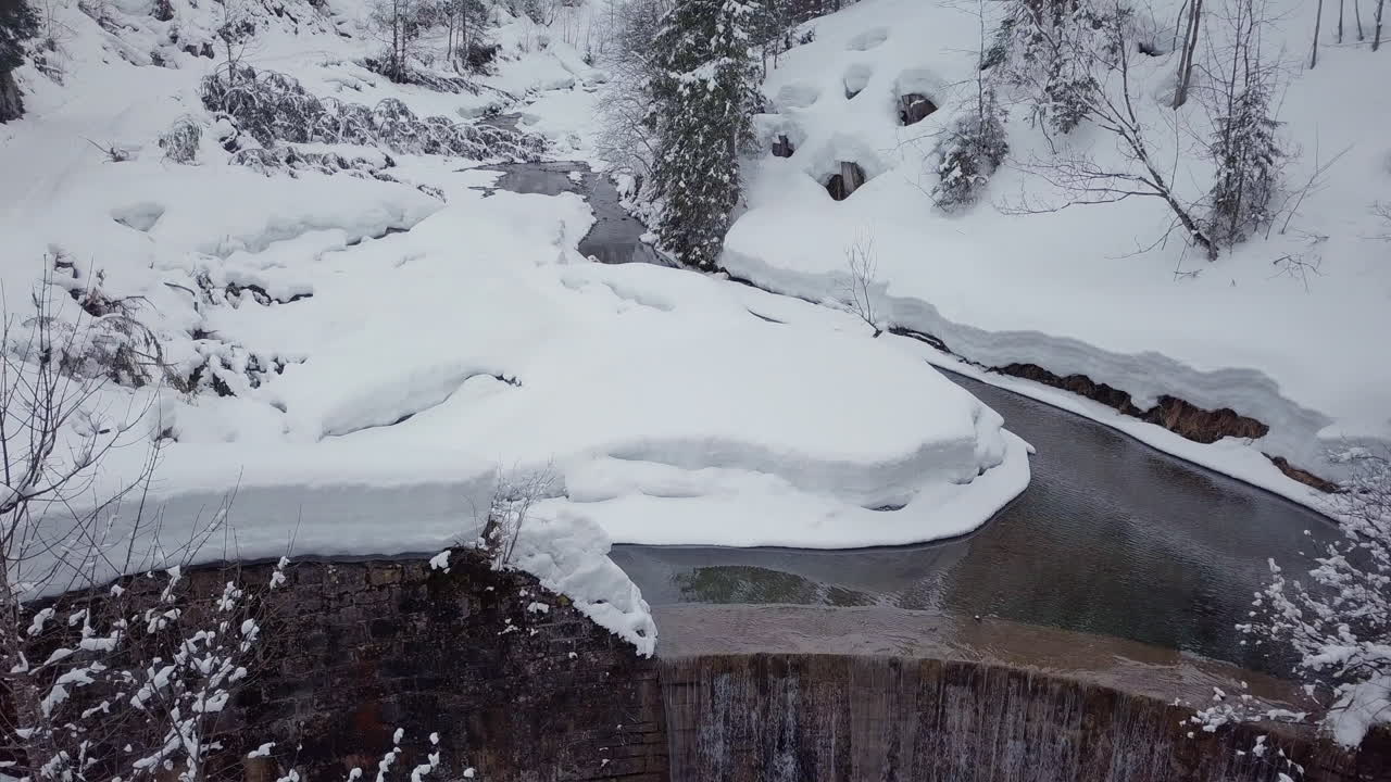 país de las maravillas de invierno con un arroyo