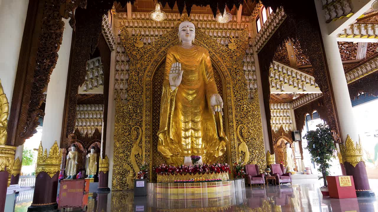 유명한 버마 불교 사원 안 의 아름다운 장식 동상 들