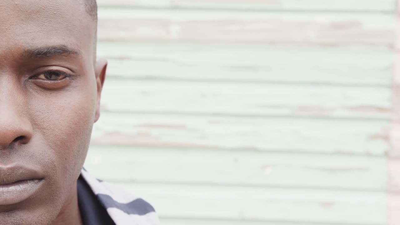 retrato de la mitad de la cara de un hombre afroamericano sonriendo, espacio de copia, cámara lenta