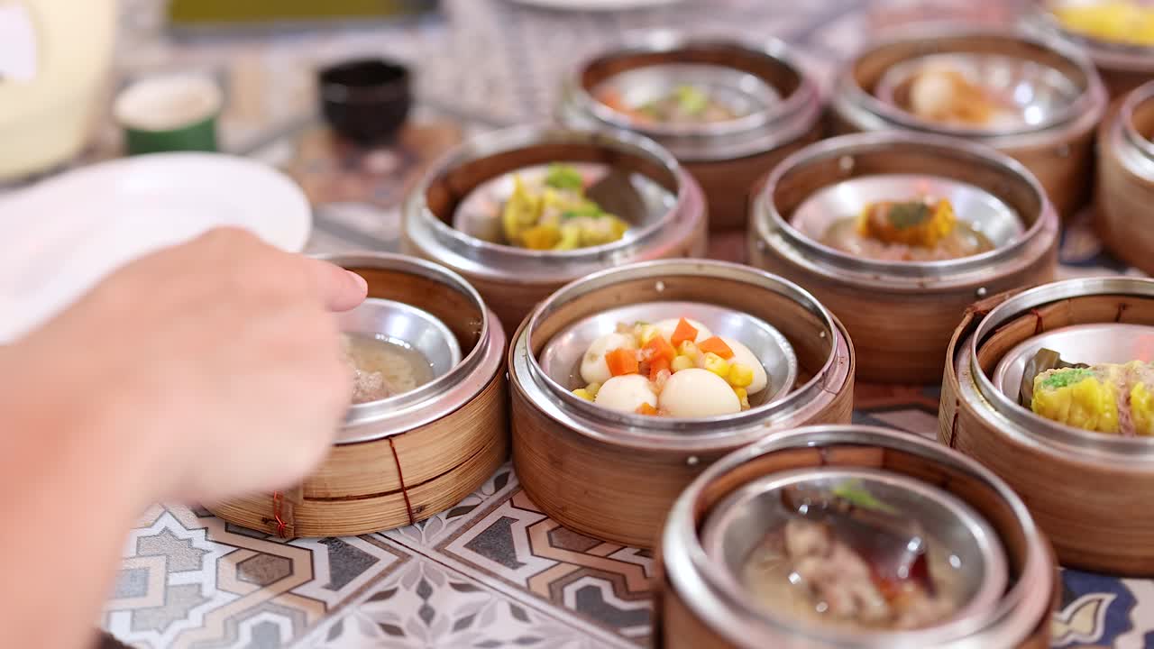 손은 대나무 증기선에서 섬을 선택합니다.