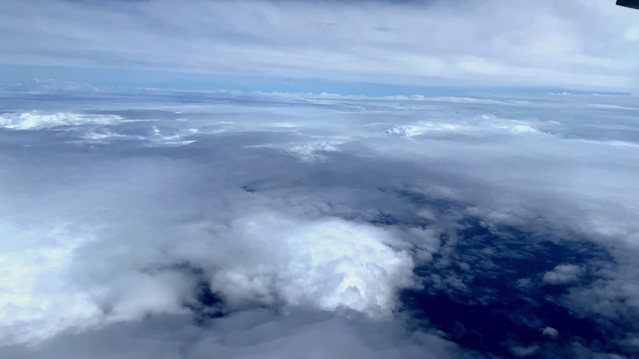 위에서 구름의 광활한 풍경, 평온과 하늘의 광활, 낮빛을 암시합니다.