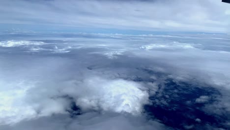 vista expansiva de las nubes desde arriba, insinuando la tranquilidad y la inmensidad del cielo, la luz del día