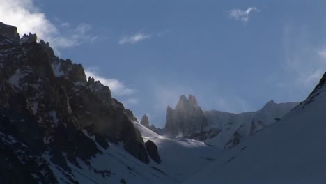 el aire fresco de la montaña es soplado por una ligera brisa