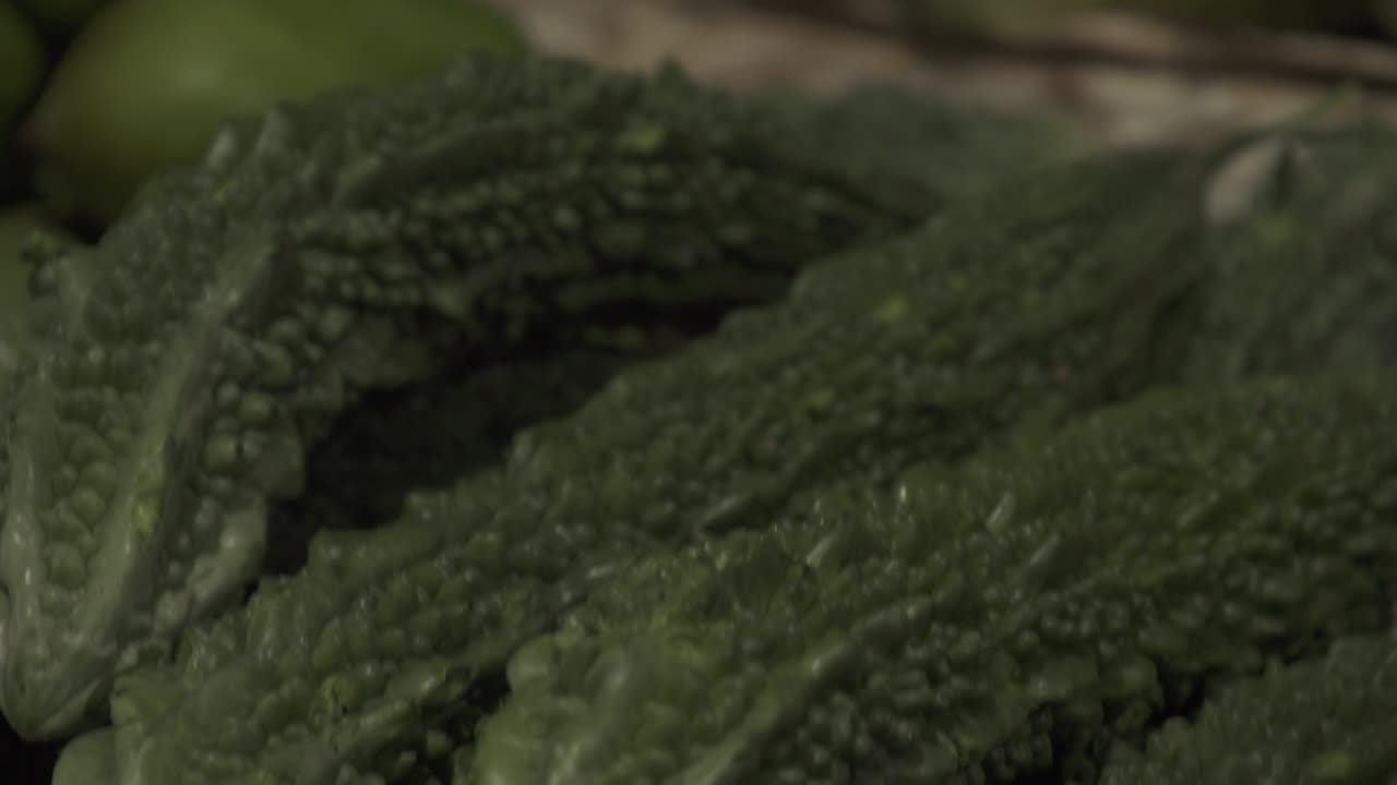 바레인 마나마의 중앙 과일 및 채소 시장에서 여주 클로즈업