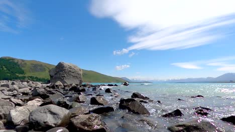 Olas-Pacíficas-Lamiendo-La-Orilla-Del-Lago-Glaciar