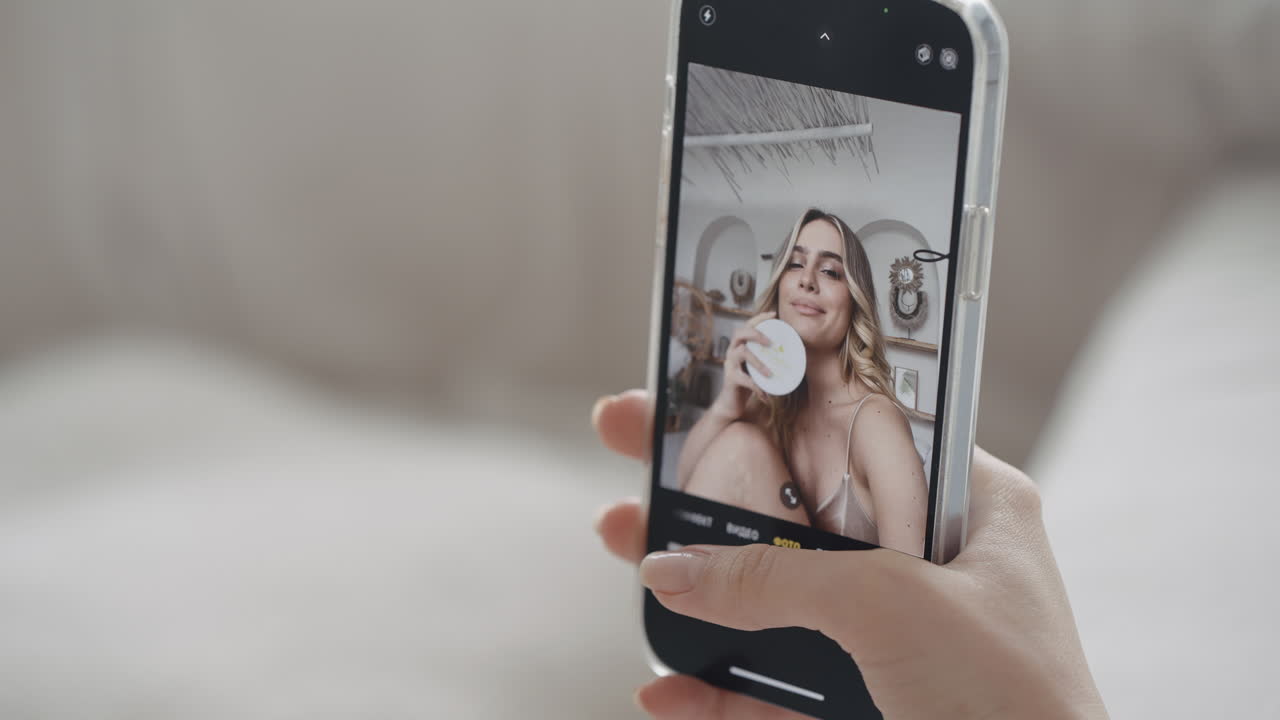 Donna che si fa un selfie con un prodotto di bellezza