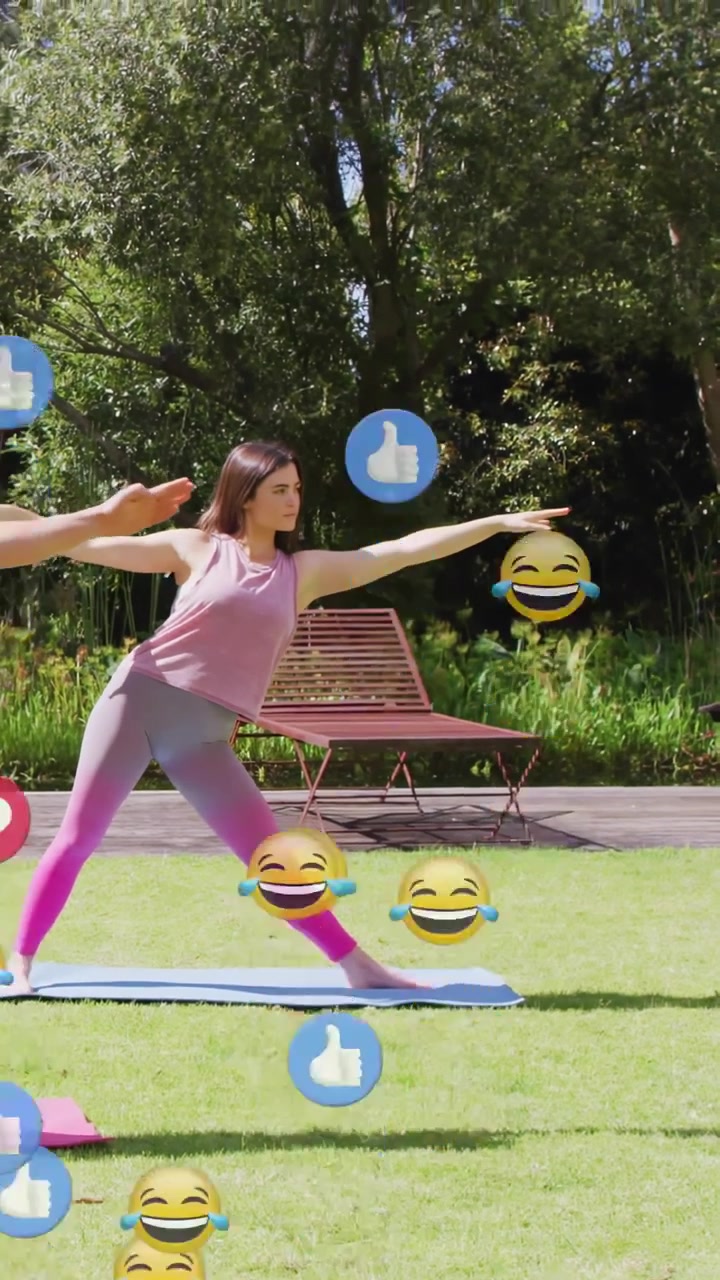 Dikey video: Mavi mat üzerinde yoga yapan bir kadın, fitness canlı yayını başlatıyor ve üzerinde tepkiler yüzüyor.