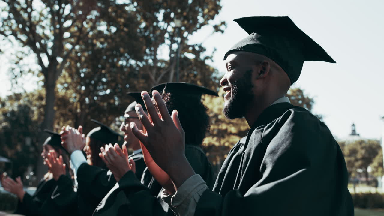 lleno de una sensación de satisfacción