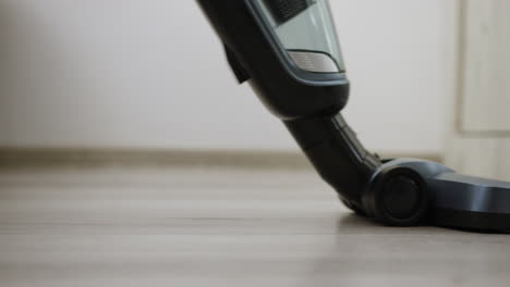 vertical vacuum cleaner with led light used on laminated floor