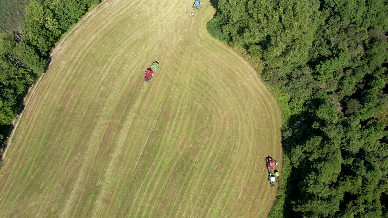 폴란드 chmielno의 그린 필드에서 작업하는 농업 장비의 조감도 - 드론 샷