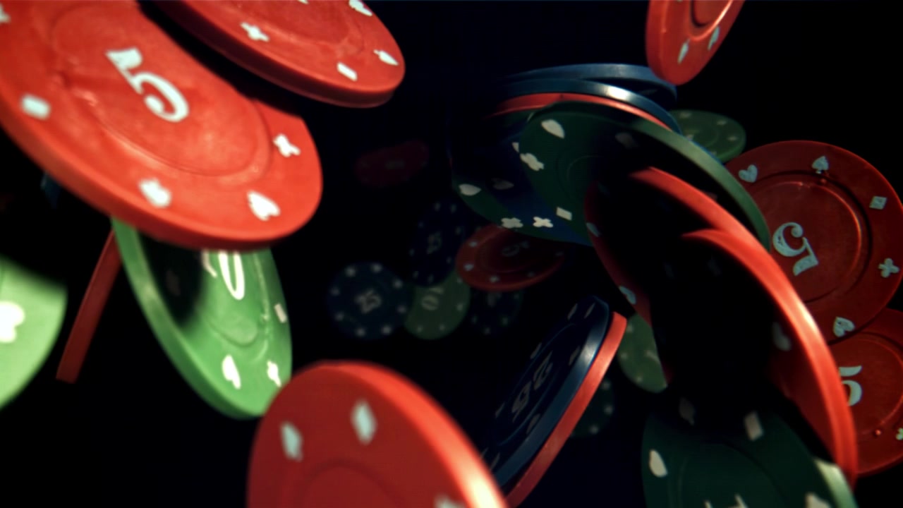 Jetons de casino rouges, verts et bleus tombant au ralenti