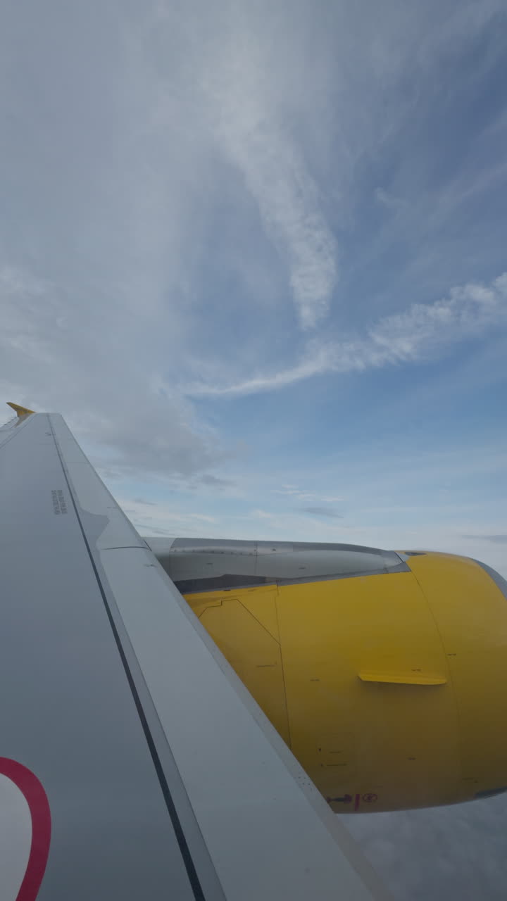 수직으로  된 비행기의 날개와 함께 하늘의 비행기 창문에서 볼 수 있습니다.