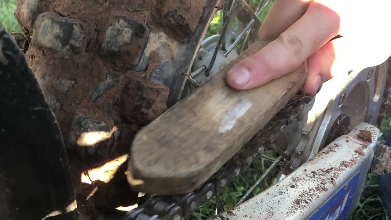 모터크로스 자전거의 와이어 브러시로 체인 청소