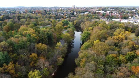 Vista-Aérea-Del-Río-Conestoga-En-Lancaster-Pennsylvania-Durante-El-Otoño,-Colorido-Follaje-De-Otoño