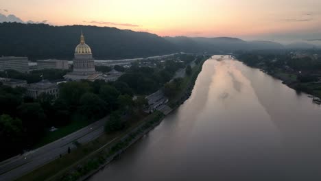 Capital-Del-Estado-De-Virginia-Occidental-A-Lo-Largo-Del-Río-Kanawha-Al-Amanecer-En-Charleston-West-Virginia