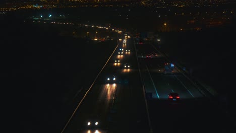 timelapse de mucho tráfico en una ciudad de europa.