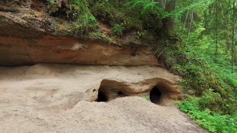 Cuevas-De-Liepniekvalka-En-Letonia,-Laberinto-De-Peldanga