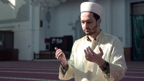 imam praying in mosque 1