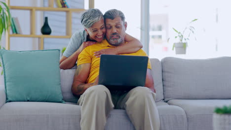 Fröhliches-Gespräch,-Laptop-Und-Umarmung-Eines-älteren-Paares